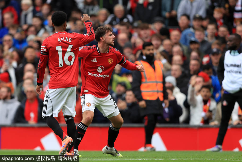 意大利赛车手罗西回忆马拉多纳：我曾单膝跪地亲吻他的左脚